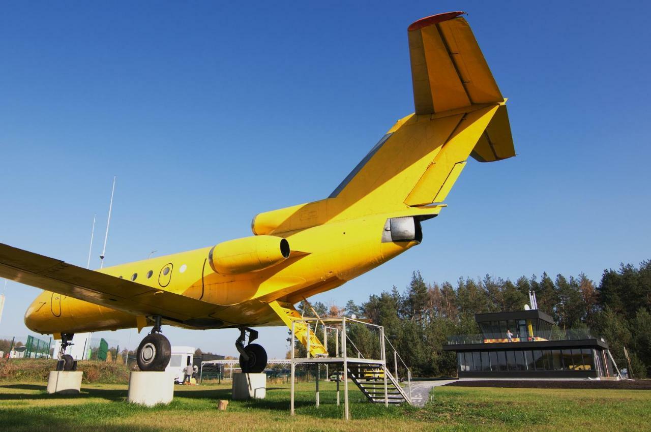 Yellow Plane Yurov Luaran gambar